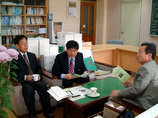 영화제에 관한 협의를 하고 있는 교감 배태구, 지도교사 정문성 선생 